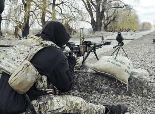 ucraina soldati a un posto di blocco
