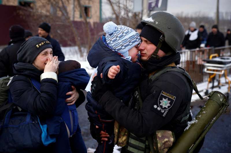 un agente di polizia saluta suo figlio mentre la sua famiglia fugge da irpin, fuori kiev, l'8 marzo