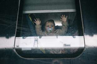 un bambino sale su un treno a kiev, maxim dondyuk
