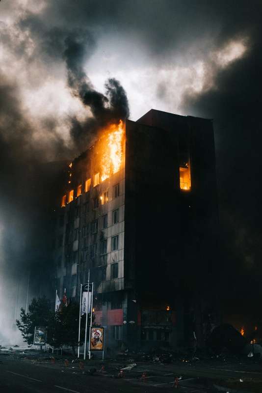 un incendio distrugge un magazzino dopo un attacco missilistico vicino a kiev, maxim dondyuk