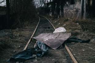 un soldato russo giace morto su un binario ferroviario a irpin, a nord ovest di kiev, maxim dondyuk