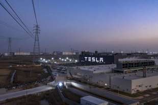 Una struttura Tesla a Shanghai, nel 2020
