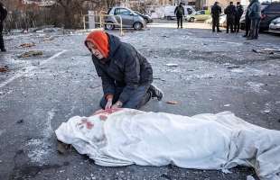 uomo piange sul corpo della madre a kiev 2