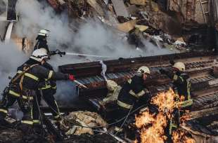 vigili del fuoco al lavoro un ucraina
