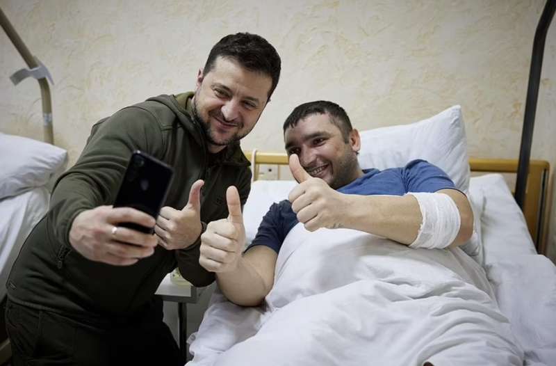 volodymyr zelensky visita un ospedale a kiev