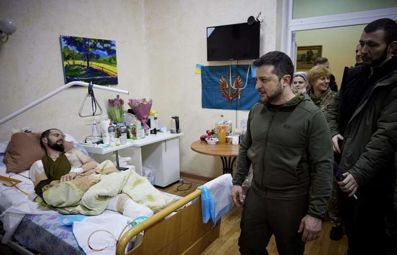 volodymyr zelensky visita un ospedale a kiev 2