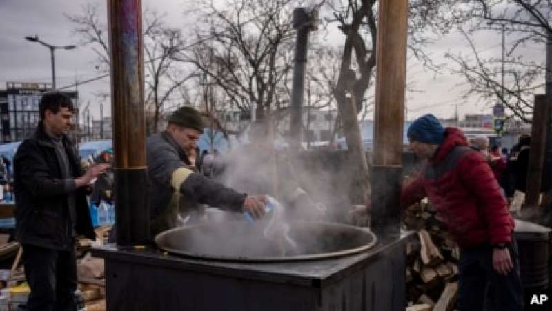 volontari ucraini distribuiscono cibo 1