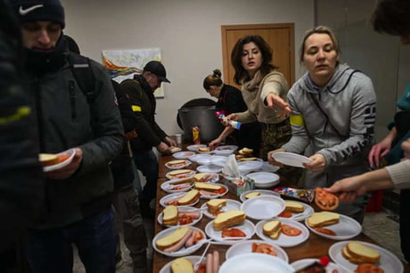volontari ucraini distribuiscono cibo 3