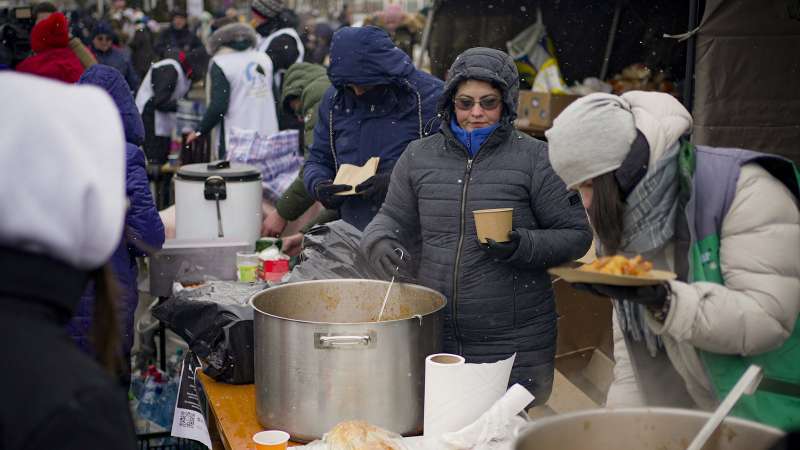 volontari ucraini distribuiscono cibo 5