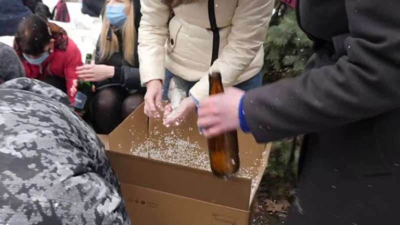 volontari ucraini preparano molotov 4