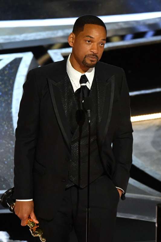 Will Smith si scusa mentre ritira il premio agli Oscar