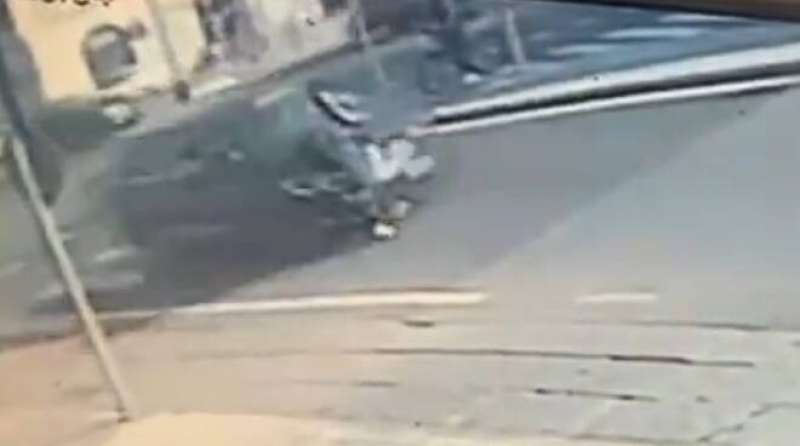 25enne marocchino si lancia contro auto in corsa
