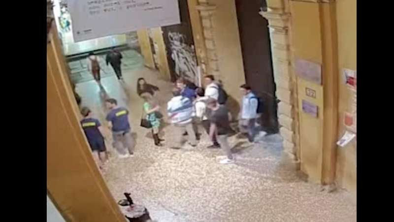 aggressione agli studenti di azione universitaria a bologna – maggio 2022 8
