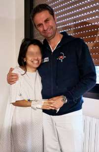 Alessandro Gasbarrini con la ragazzina operata alla schiena
