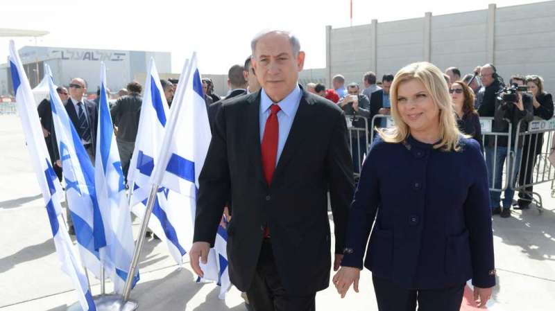 benjamin netanyahu e la moglie sara in aeroporto