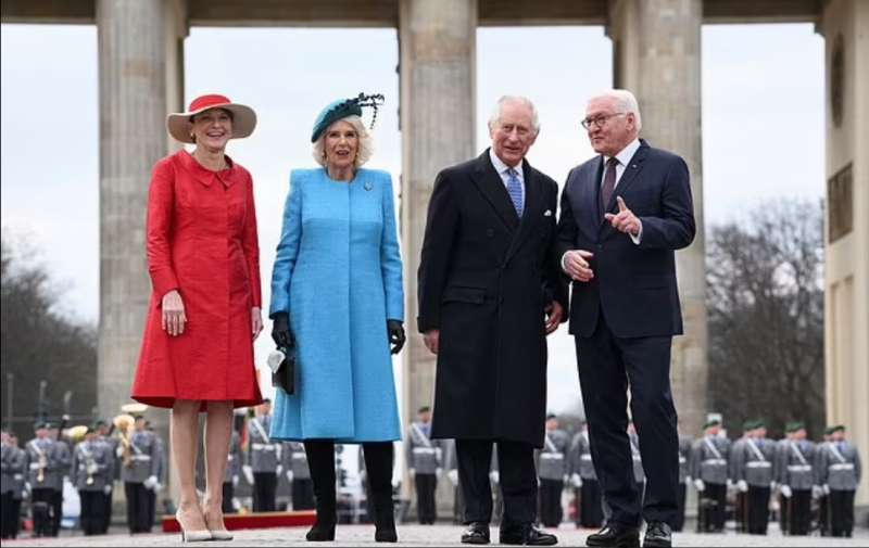 camilla e re carlo iii accolti dal presidente tedesco frank walter steinmeier e dalla moglie 1