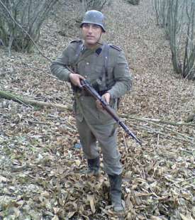 daniele carlomosti recita vestito da soldato tedesco