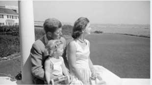 John Fitzgerald Kennedy con la moglie Jacqueline e la figlia Caroline nella villa in costa azzurra