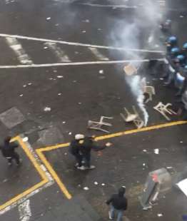 napoli, scontri tra i tifosi dell eintracht e la polizia 7