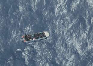 naufragio barchino migranti acque libiche 1