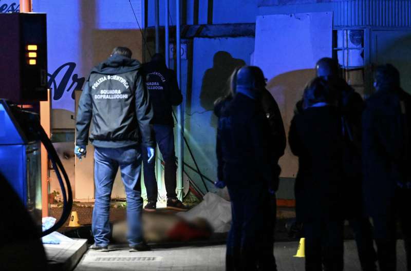 omicidio di luigi finizio in un distributore di benzina a torpignattara roma 1