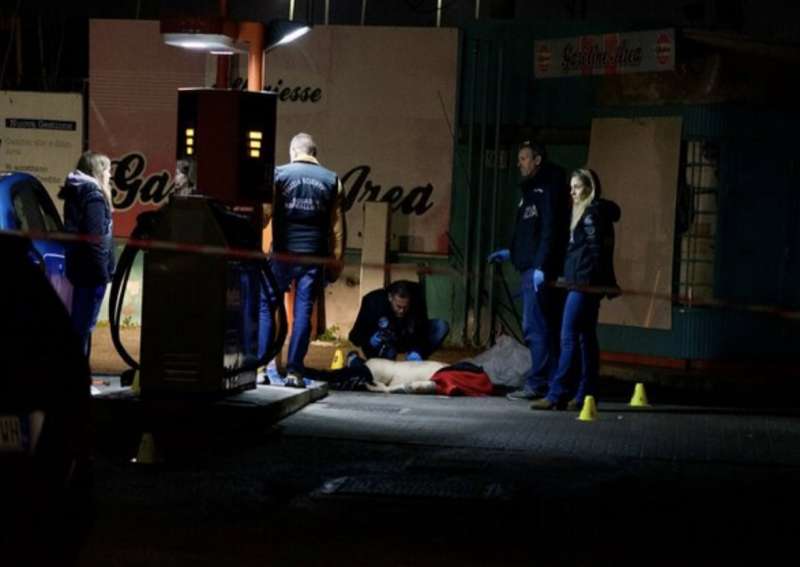 omicidio di luigi finizio in un distributore di benzina a torpignattara roma 7