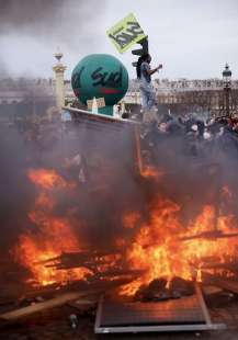 parigi, proteste contro la riforma delle pensioni 11
