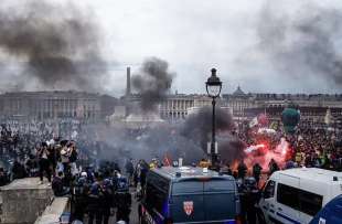parigi, proteste contro la riforma delle pensioni 15