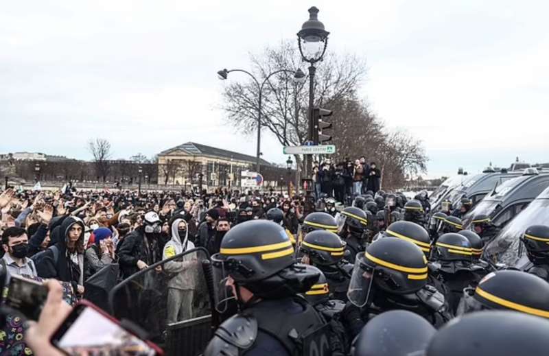parigi, proteste contro la riforma delle pensioni 24