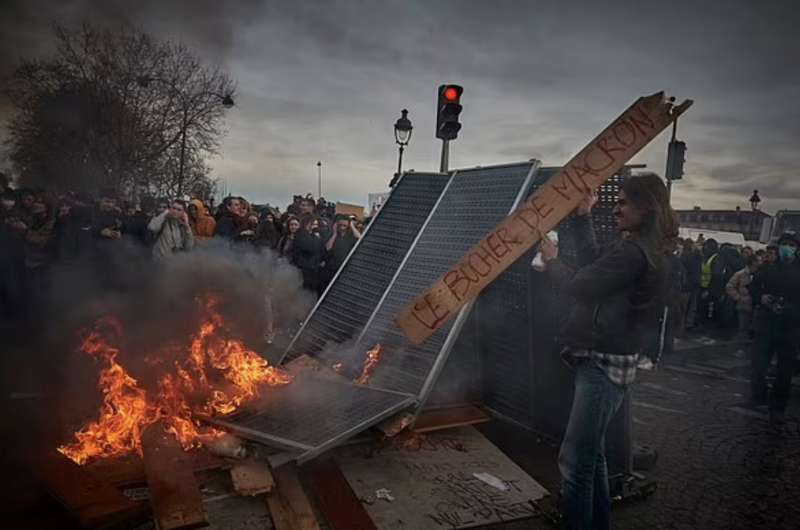 parigi, proteste contro la riforma delle pensioni 27