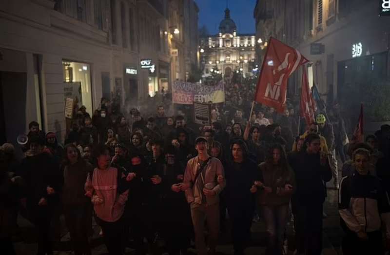 parigi, proteste contro la riforma delle pensioni 29