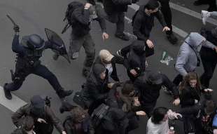 proteste contro la riforma delle pensioni a parigi 11