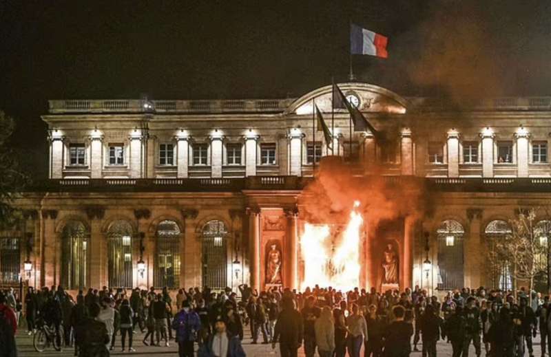 proteste contro la riforma delle pensioni a parigi 16