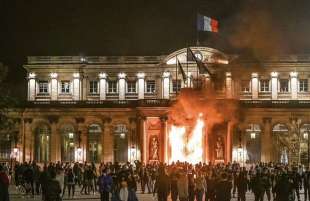 proteste contro la riforma delle pensioni a parigi 16