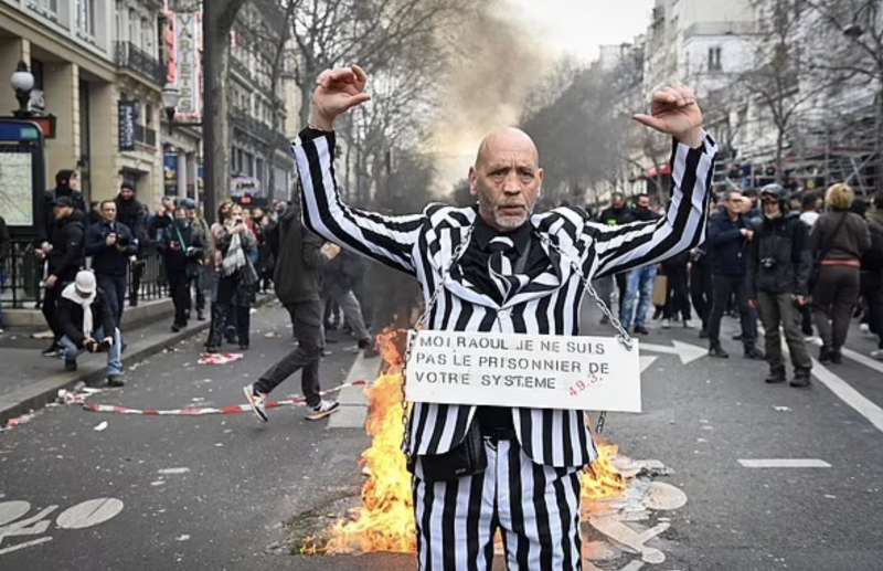 proteste contro la riforma delle pensioni a parigi 3