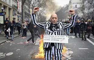 proteste contro la riforma delle pensioni a parigi 3
