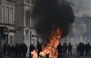 proteste in francia contro la riforma delle pensioni di macron 2