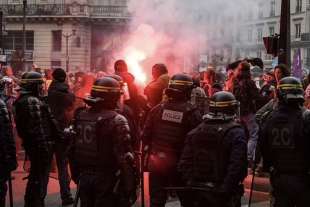 proteste in francia contro la riforma delle pensioni di macron 4
