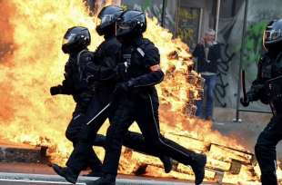 proteste in francia contro la riforma delle pensioni di macron 8