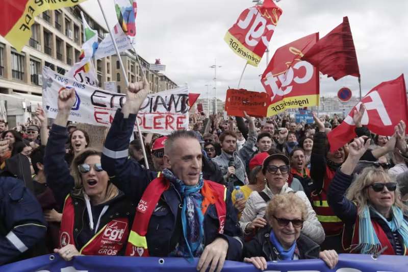 proteste in francia contro la riforma pensioni 10