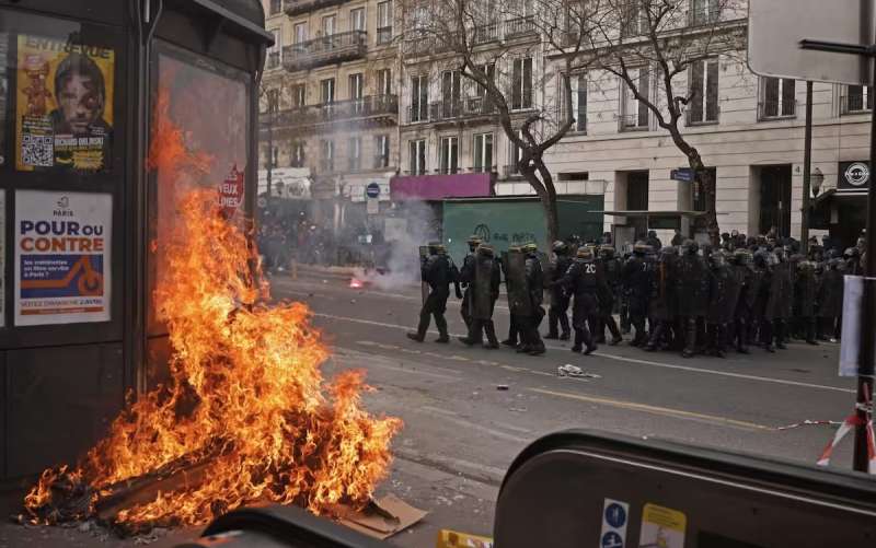 proteste in francia contro la riforma pensioni 12