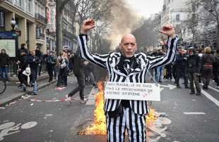 proteste in francia contro la riforma pensioni 6