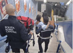 scala mobile rotta in metro, turista disabile portata in braccio dai vigili al Colosseo