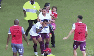 tifoso con bimba in braccio picchia calciatori in brasile 1