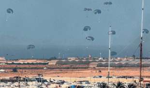 aiuti umanitari lanciati sulla striscia di gaza da un aereo militare giordano