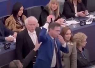 angelo ciocca con fischietto e cartellino rosso - parlamento europeo