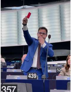 angelo ciocca con fischietto e cartellino rosso - parlamento europeo