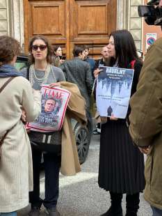 cittadini russi a roma fanno la fila davanti all ambasciata per votare 1