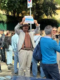 cittadini russi a roma fanno la fila davanti all ambasciata per votare 4