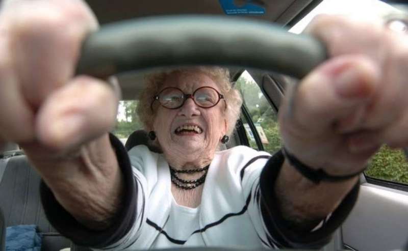 donna anziana al volante